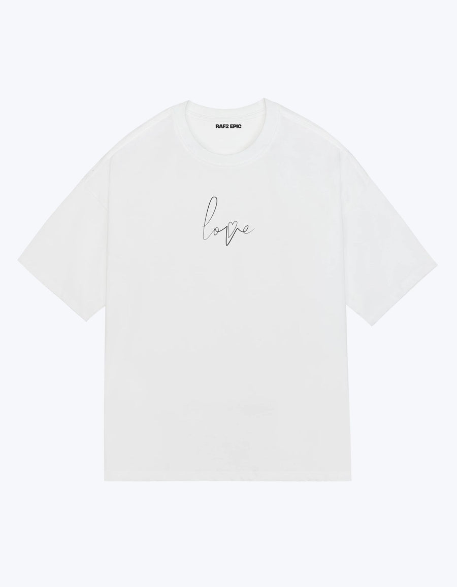 Camiseta oversize blanca con bordado Love minimalista