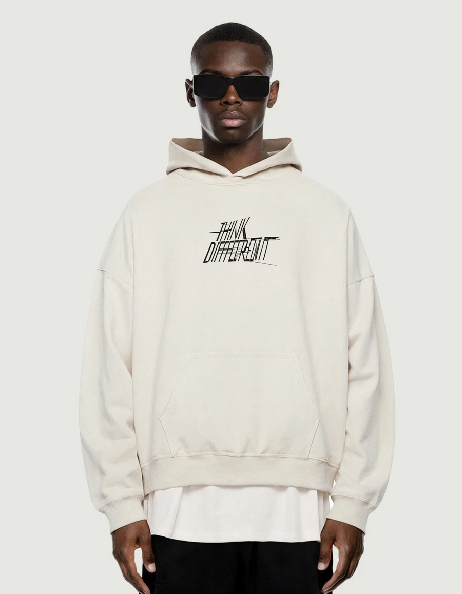 Sudadera retro beige con diseño "Think Different" vista frontal en modelo