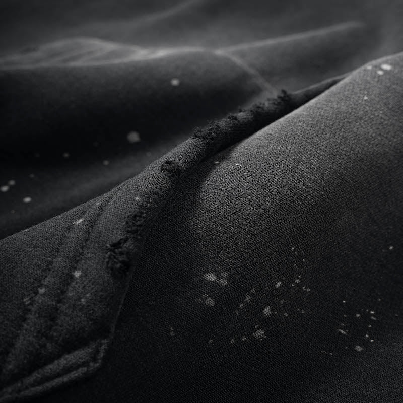 Textura y costura desgastada en sudadera vintage negra con estilo urbano