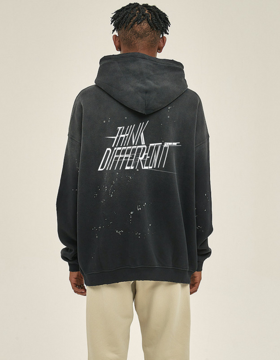 Sudadera vintage con capucha y estampado Think Different en la espalda, modelo de espaldas